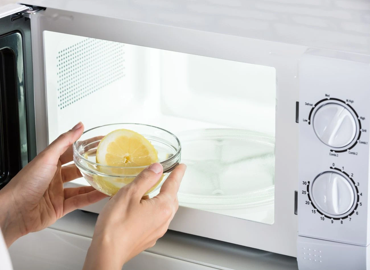 Soda oczyszczona, woda i cytryna pomagają rozpuścić zaschnięte przypalenia, zneutralizować nieprzyjemne zapachy oraz jednocześnie odświeżyć wnętrze...