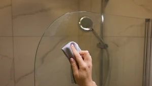 Jak wyczyścić prysznic krok po kroku? Poznaj patent na uporczywy osad.