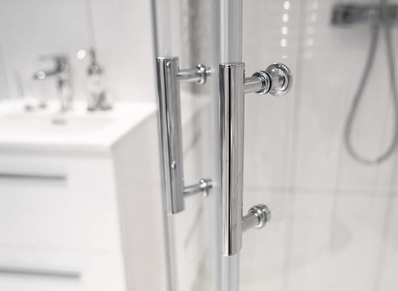 Podczas mycia prysznica nie zapomnij o uchwytach, na których również osadza się kamień