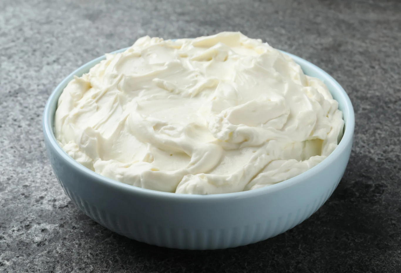 Mówi się, że jest konkurencją skyra. Ten ser jest jednak bardziej gęsty i mniej kwaśny. Mówi się, że jest konkurencją skyra. Ten ser jest jednak bardziej gęsty i mniej kwaśny.