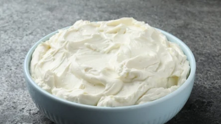 Mówi się, że jest konkurencją skyra. Ten ser jest jednak bardziej gęsty i mniej kwaśny.