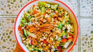 Kolorowa sałatka warzywna z dodatkiem orzechów 