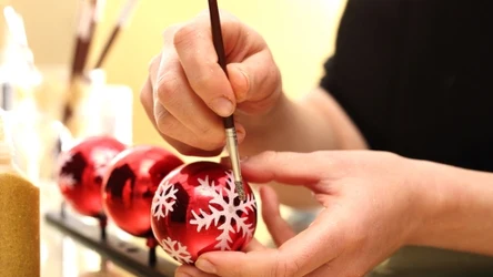 Odnawianie bombek choinkowych może być prawdziwą przyjemnością. W ten sposób możemy je odświeżyć lub poddać całkowitej metamorfozie. 