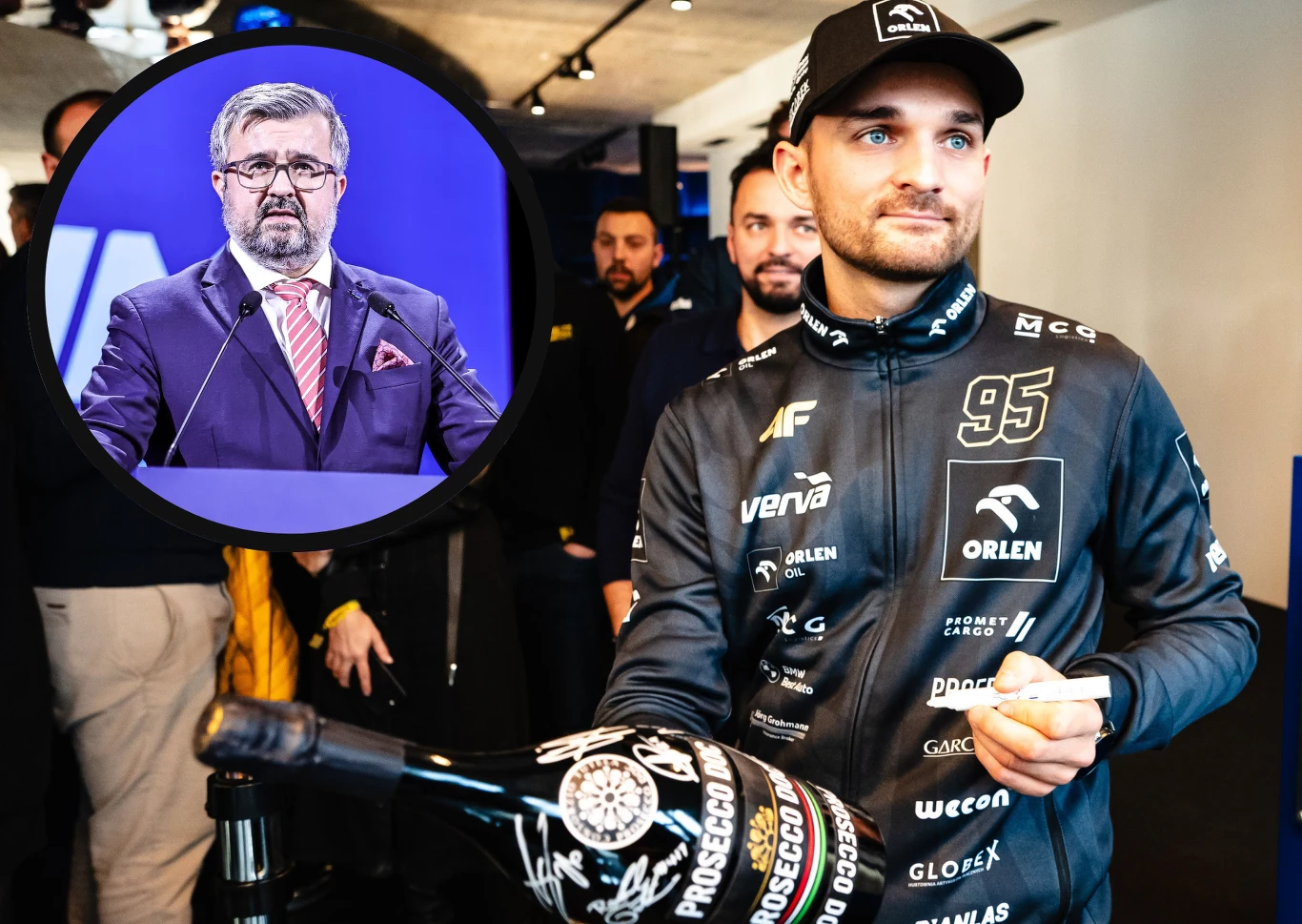 Prezes PZM Michał Sikora mówi o nowym problemie Bartosza Zmarzlika. Będą duże zmiany. Mężczyzna w sportowym kombinezonie i czapce trzyma duży podpisany szampan, w tle grupa osób, obok wstawione okrągłe zdjęcie innego mężczyzny w garniturze i z mikrofonem.