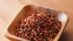 Ten japoński pieprz ma ciekawy aromat. Idealnie pasuje do ryb.