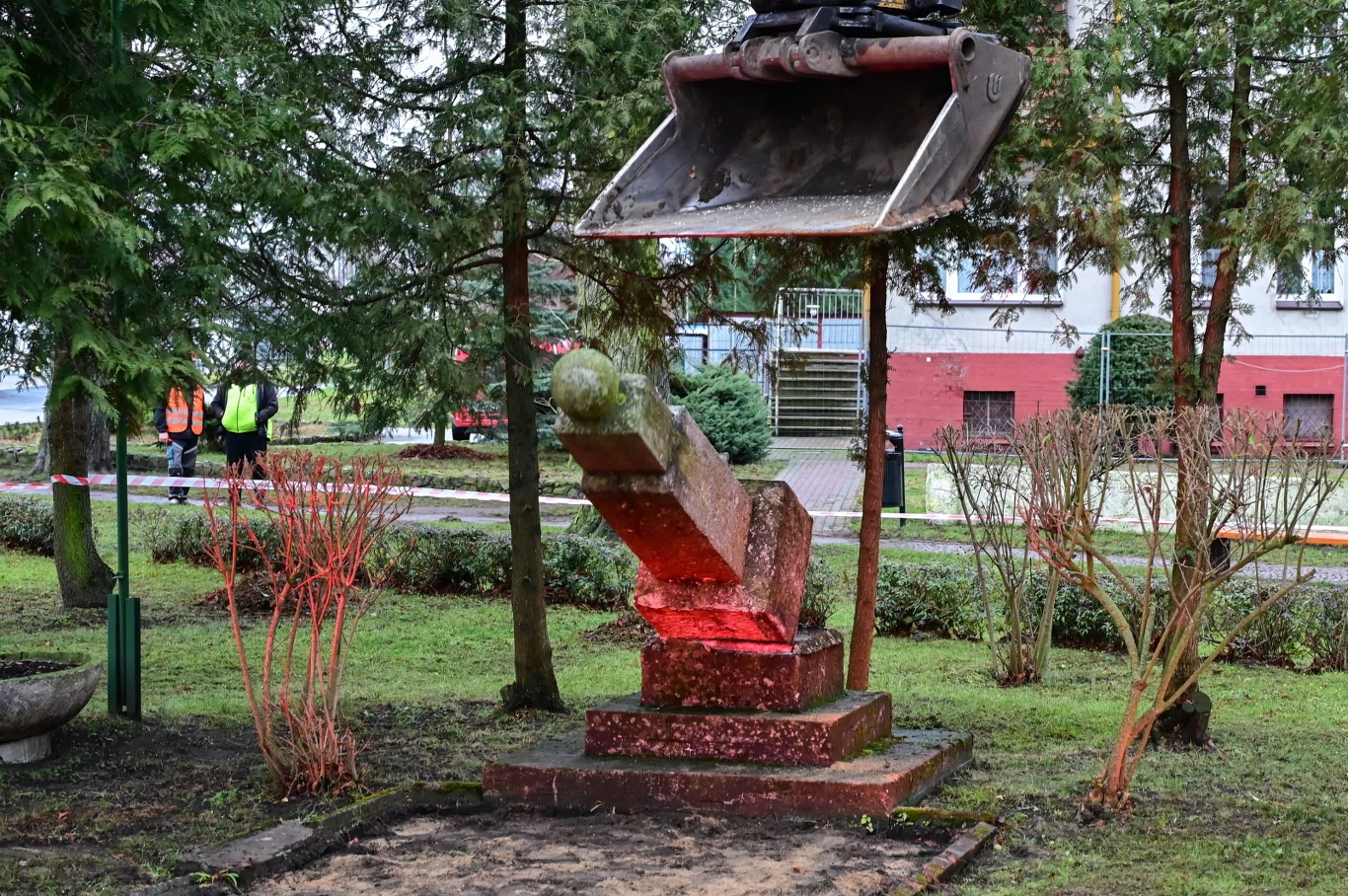 W Maszewie zdemontowano sowiecki pomnik. W Maszewie zdemontowano sowiecki pomnik.