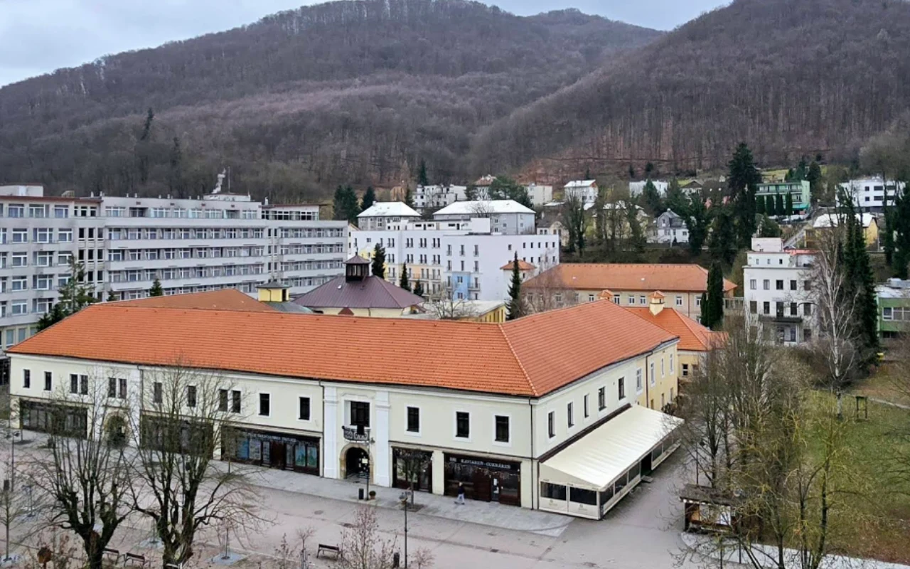 Słowackie uzdrowisko w sam raz na zimowy wypad. Na miejscu gorące wody siarkowe i wyjątkowy klimat