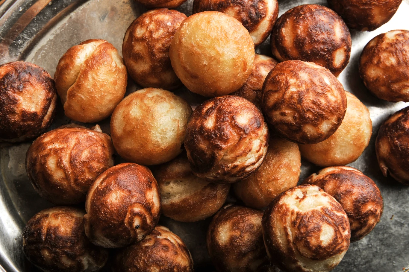 Aebleskiver to tradycyjny duński przysmak Aebleskiver to tradycyjny duński przysmak