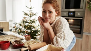 Kobieta przygotowuje w kuchni świąteczne pierniczki