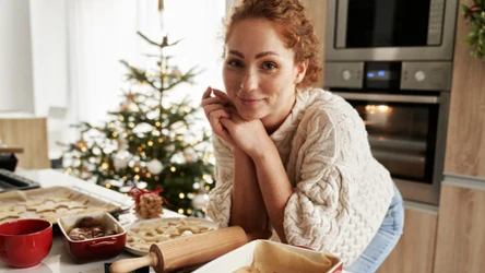 Kobieta przygotowuje w kuchni świąteczne pierniczki