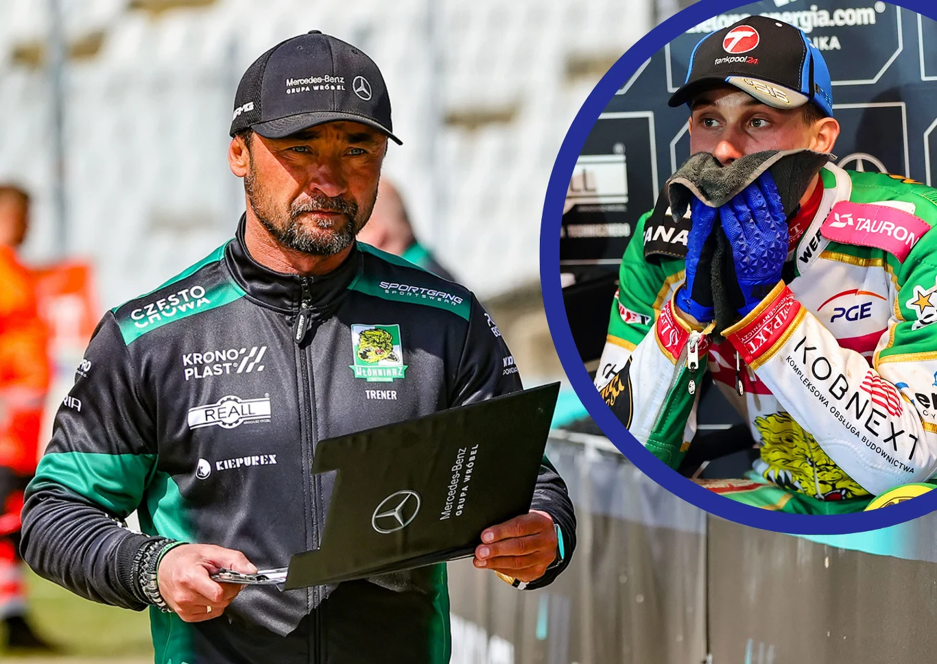 Mariusz Staszewski liczy na Jakuba Miśkowiaka. Trener Włókniarza Częstochowa chce odbudować byłego mistrza świata juniorów Mężczyzna w sportowym stroju z logo Krono-Plast i Mercedes-Benz trzyma czarną teczkę z notatkami na stadionie. Wstawka w kształcie koła pokazuje zawodnika żużlowego w kasku i rękawiczkach, który wydaje się zmartwiony lub zamyślony.