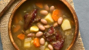 Zupa fasolowa w drewnianej misce