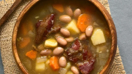 Zupa fasolowa w drewnianej misce