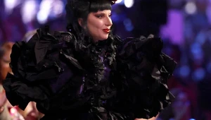 Został wyrzucony z koncertu Lady Gagi. Wcześniej zaatakował Arianę Grandę