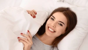 Usuwa przebarwienia i drobne zmarszczki, kiedy śpisz. Kupisz w każdej aptece