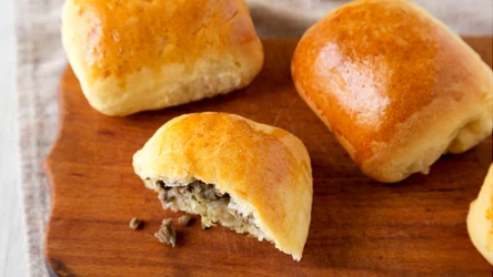 Paszteciki drożdżowe na drewnianej desce