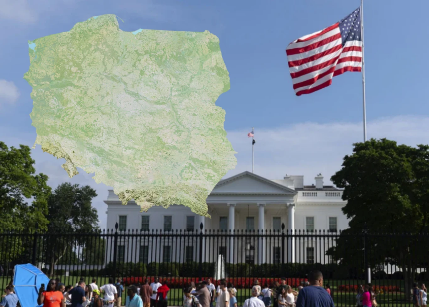 USA będzie "odciągać" Polskę od UE? (zdj. ilustracyjne) Mapa Polski nałożona na zdjęcie Białego Domu w Waszyngtonie, w tle amerykańska flaga na wysokim maszcie i grupa ludzi znajdujących się przed ogrodzeniem budynku.