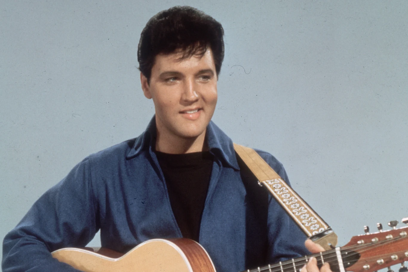 W lutym 2026 r. ukaże się film koncertowy Elvisa Presleya Mężczyzna w ciemnoniebieskiej koszuli gra na gitarze akustycznej, uśmiechnięty, z ciemnymi, ułożonymi włosami, na jednolitym jasnym tle.