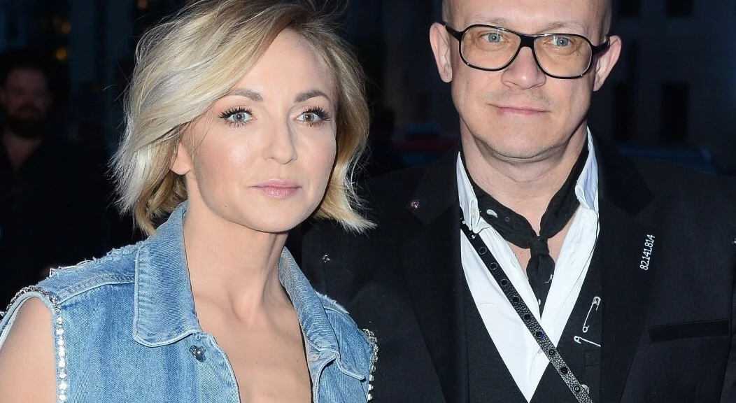 Anna Wyszkoni i jej wybranek nigdy nie wzięli ślubu Dwie osoby stoją obok siebie, kobieta o blond włosach w dżinsowej kamizelce oraz mężczyzna w okularach i eleganckiej marynarce z akcentem bieli. Oboje patrzą w stronę aparatu.