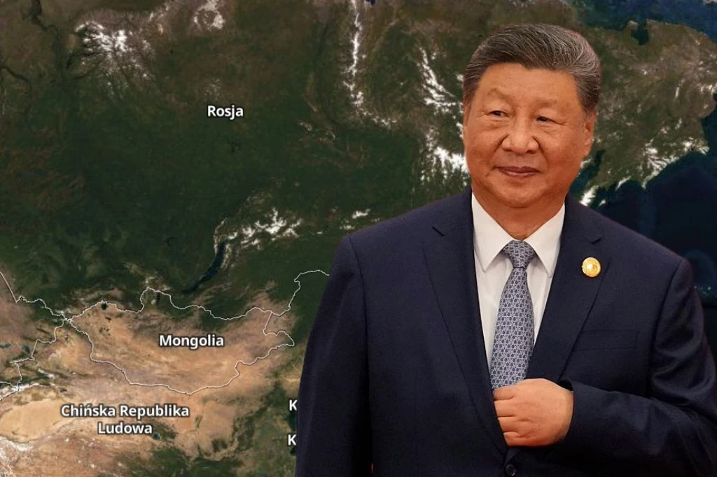 Rosja "traci suwereność na rzecz Chin". Włodymyr Zełenski ostrzega Mężczyzna w garniturze stoi na tle mapy satelitarnej przedstawiającej północną i środkową część Azji z wyraźnie zaznaczonymi krajami: Rosja, Mongolia, Chińska Republika Ludowa.