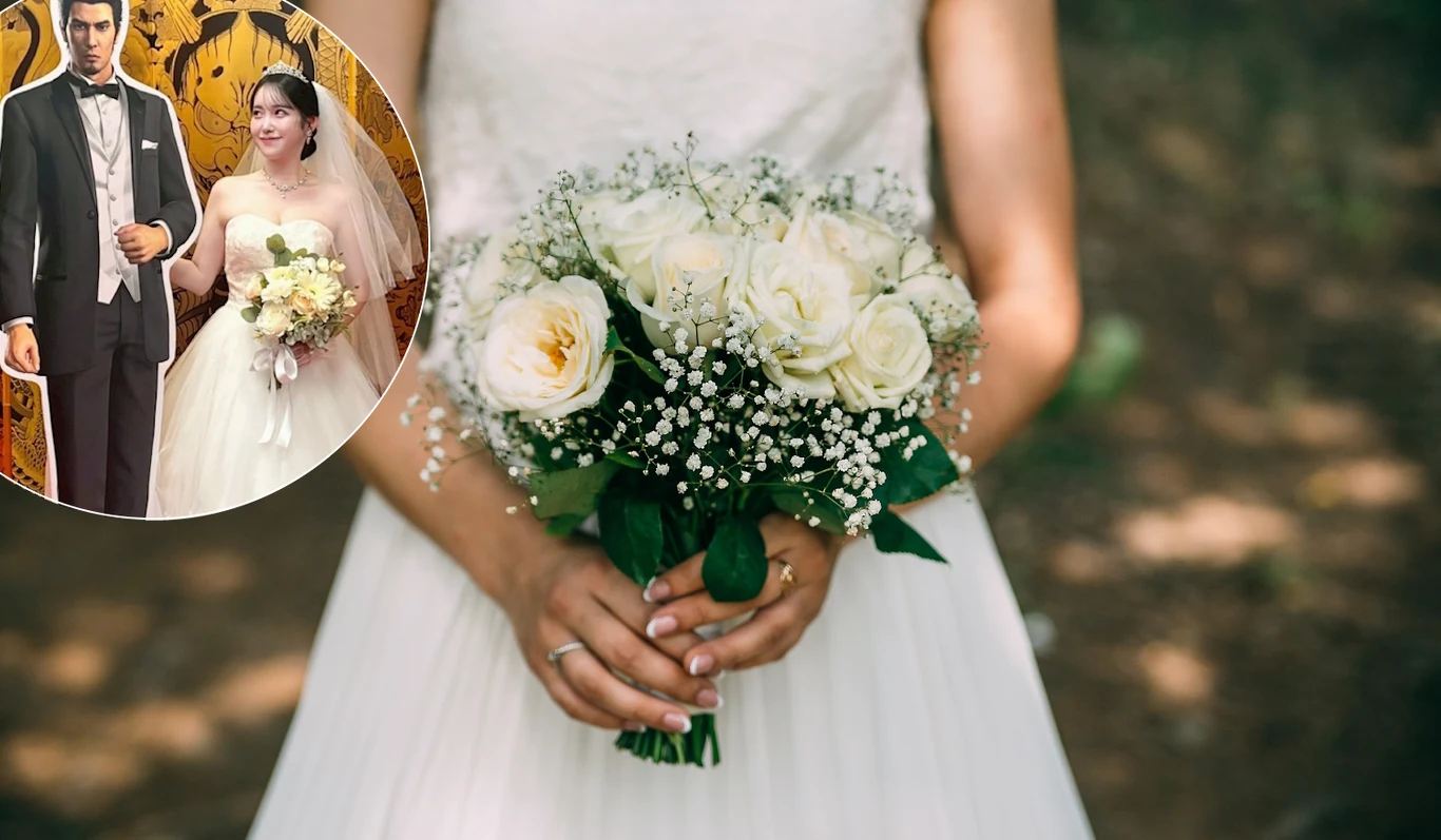 Wystarczyło jedno ślubne zdjęcie, by internet totalnie oszalał! Panna młoda w białej sukni trzymająca bukiet z białych róż i gipsówki, w lewym górnym rogu okrągła wstawka z parą młodą w strojach ślubnych na tle dekoracji.
