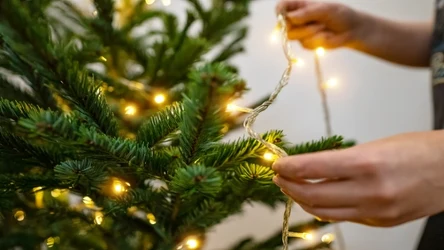Warto spróbować naprawić zepsute lampki choinkowe. Wymaga to jednak precyzji i właściwego sprzętu.