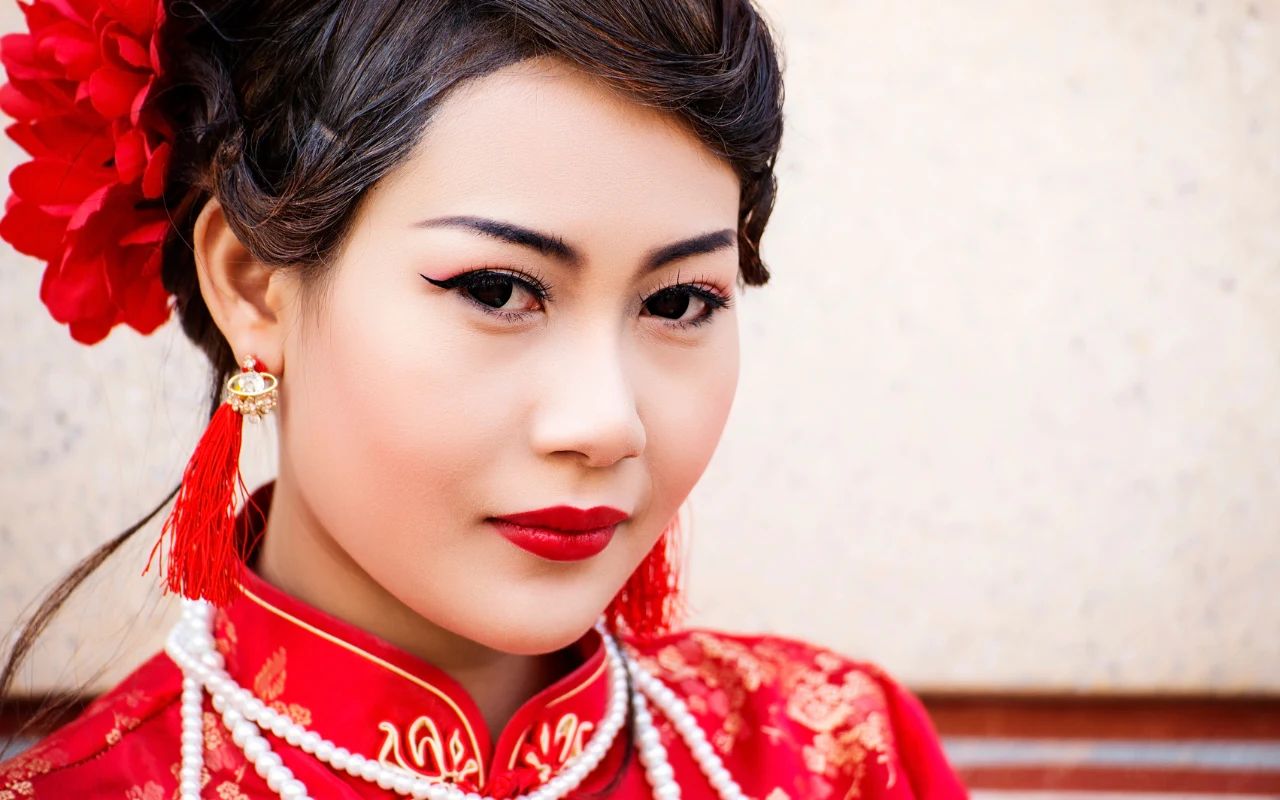 Chinka w tradycyjnej czerwonej sukience