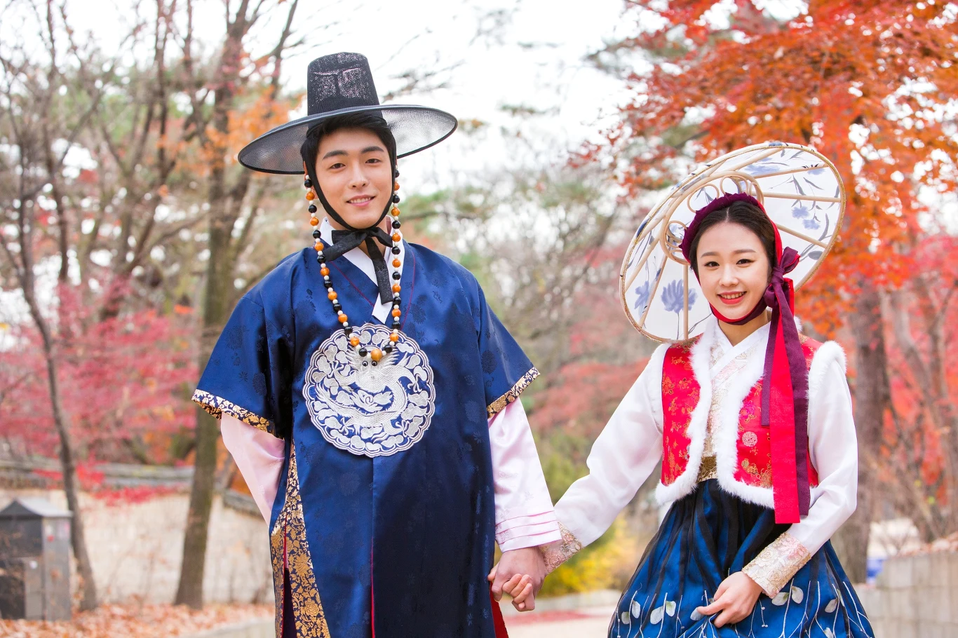 Azjatycka para nowożeńców w tradycyjnych koreańskich strojach hanbok