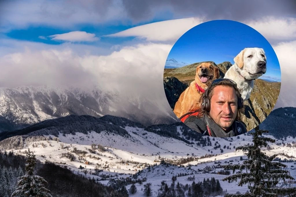 Włochy. Karol Brożek zaginął niemal miesiąc temu. Trwa akcja poszukiwawcza w Apeninach Panorama ośnieżonych gór i dolin, w tle chmury unoszące się nad szczytami. W okrągłej ramce na pierwszym planie widoczne są dwa psy oraz mężczyzna, wszyscy trójka w górskim otoczeniu, psy mają pogodne wyrazy pysków, a mężczyzna spogląda w obiektyw.