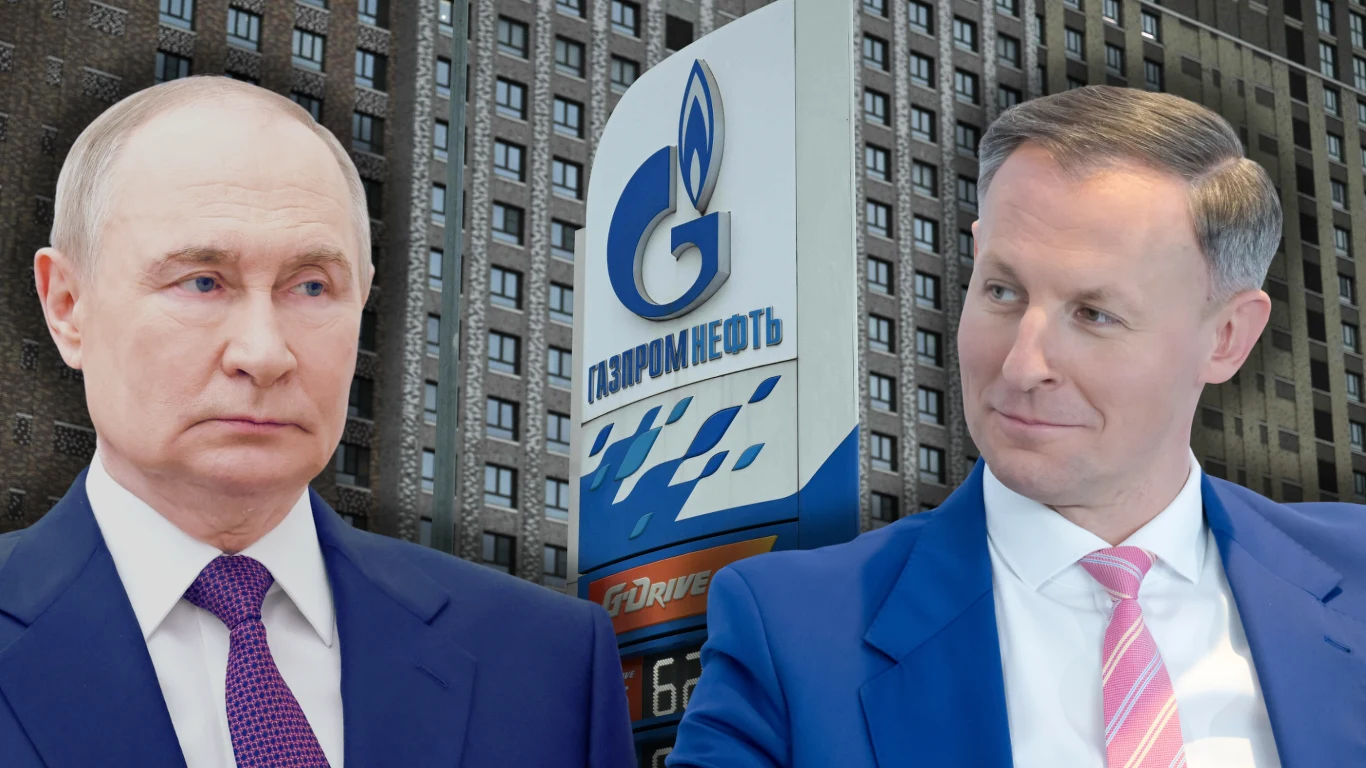 UOKiK znalazł sposób na odzyskanie pieniędzy od Gazpromu Dwie osoby w garniturach na tle budynku z dużym szyldem Gazpromnieft, mężczyźni patrzą na siebie, jeden z poważnym wyrazem twarzy, drugi lekko się uśmiecha.