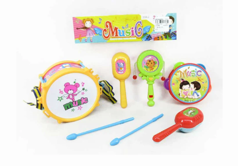 Kolorowy zestaw zabawek muzycznych dla dzieci, w skład którego wchodzą dwa bębenki, dwie pałeczki, grzechotki i mała trąbka. Każdy z elementów ozdobiony jest wesołymi ilustracjami zwierząt i dzieci, a całość ma żywe, przyciągające wzrok barwy.