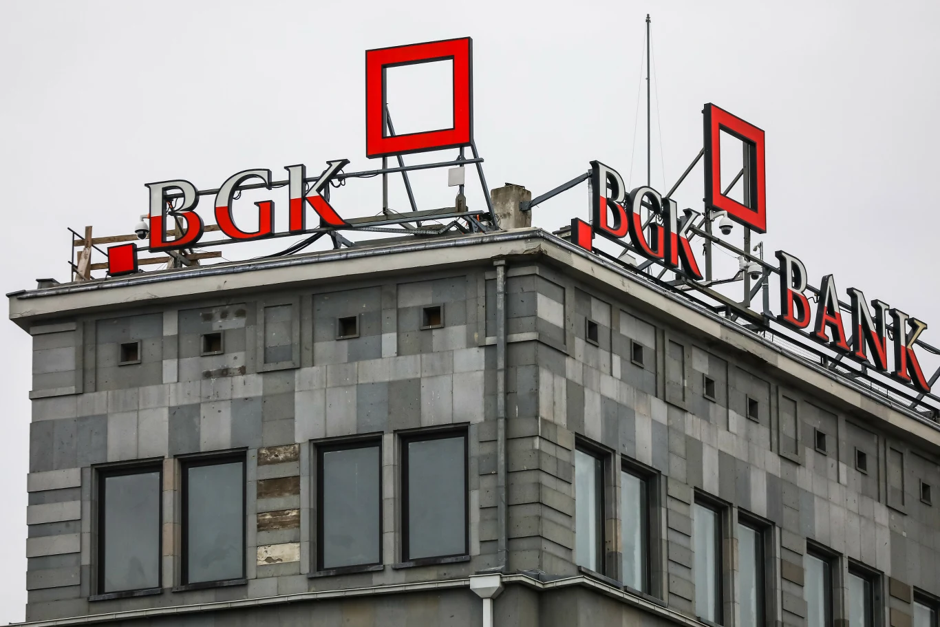 BGK wesprze budowę elektrowni jądrowej Górna część szarego budynku z napisem BGK BANK, prostokątnymi oknami i widocznymi czerwonymi elementami logotypu na dachu.