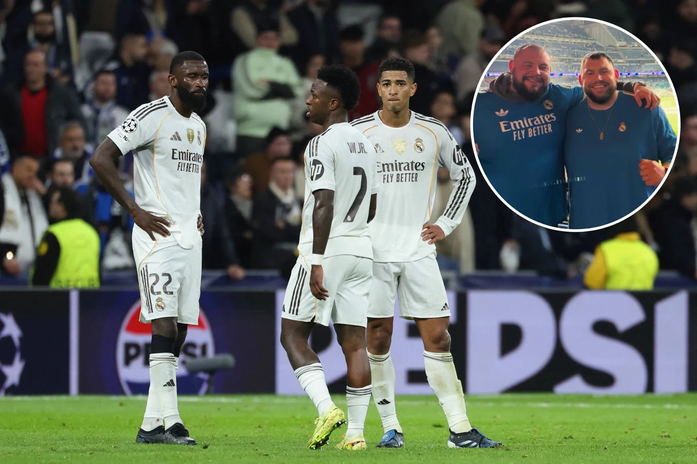 Antonio Ruediger, Vinicius Junior, Jude Bellingham, Maciej Bukowiecki, Konrad Bukowiecki Trzech piłkarzy Realu Madryt stoi na boisku podczas meczu, nosząc białe stroje zespołu, a wokół nich widoczna jest publiczność na trybunach. W prawym górnym rogu znajduje się wstawione okrągłe zdjęcie dwóch mężczyzn ubranych w klubowe bluzy, obejmujący...