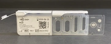 Obraz testu na HCV Kaseta medyczna wykorzystywana do testów laboratoryjnych, posiada oznaczenia producenta, kod kreskowy oraz pola odczytowe, całość w przezroczystej i białej obudowie.