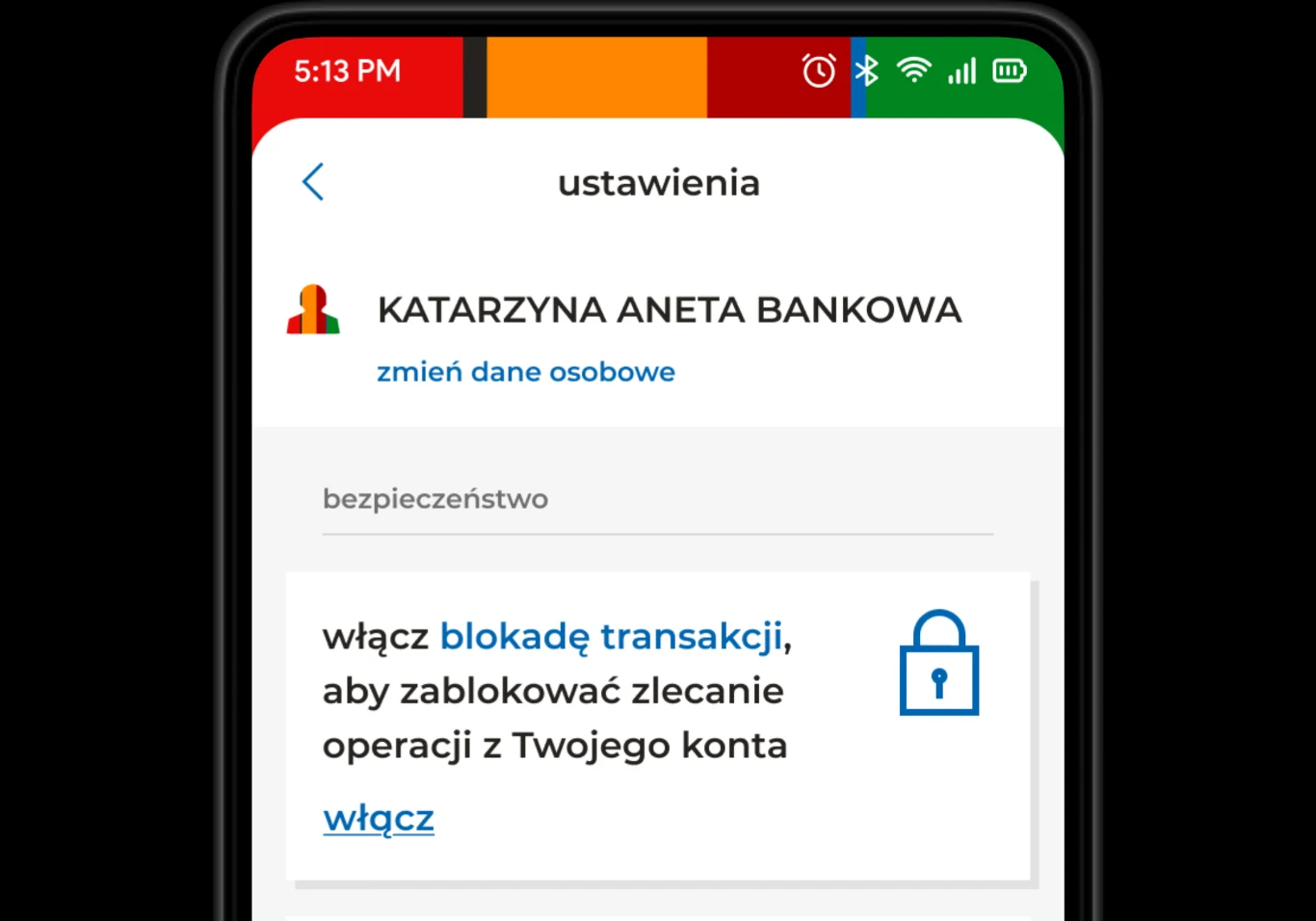Blokada transakcji to nowa opcja w aplikacji mBanku. Ekran aplikacji mobilnej z ustawieniami konta, w którym wyświetla się imię i nazwisko użytkownika oraz opcje dotyczące bezpieczeństwa, takie jak blokada transakcji.