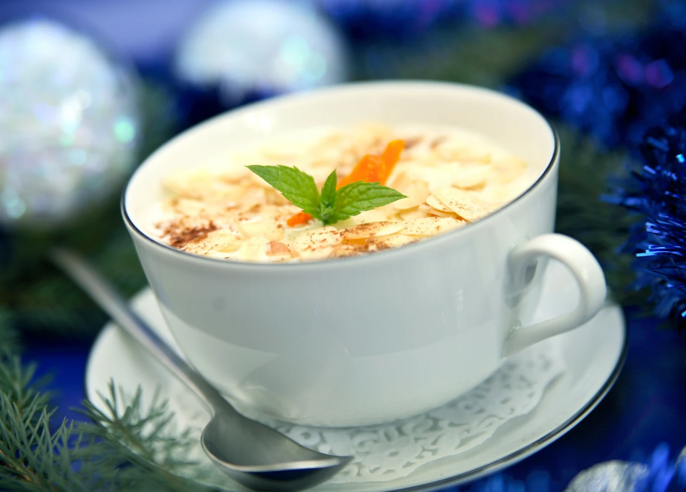 Zupa, która może być podawana na wieczerzy jako deser. Zachwyca swoją lekkością oraz smakiem