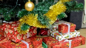 Dużo - więcej - lata 90. Ozdoby, kolory i klimat tamtych czasów właśnie zaliczają swój wielki powrót