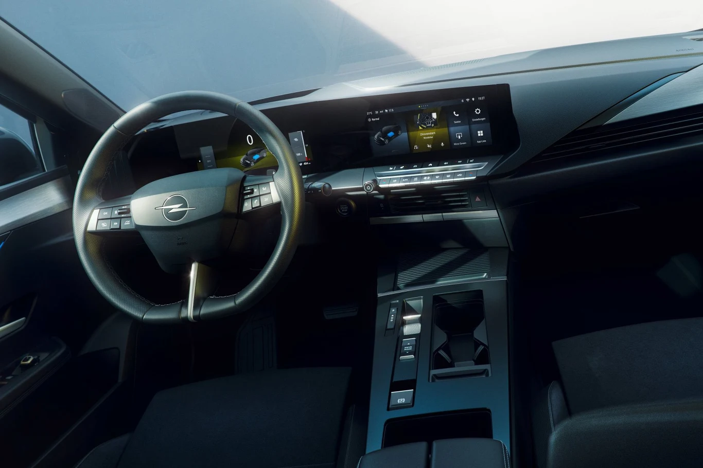 We wszystkich wariantach wyposażenia znajdziemy nowe fotele Intelli-Seats ze specjalnym wgłębieniem inspirowanym siodełkami rowerów wyścigowych. Nowoczesny kokpit samochodu Opel z cyfrowym wyświetlaczem na desce rozdzielczej, sportową kierownicą z logo marki, elegancką konsolą środkową oraz dotykowym panelem sterowania. Minimalistyczny design wnętrza i wysokiej jakości wykończenia podkreślają k...