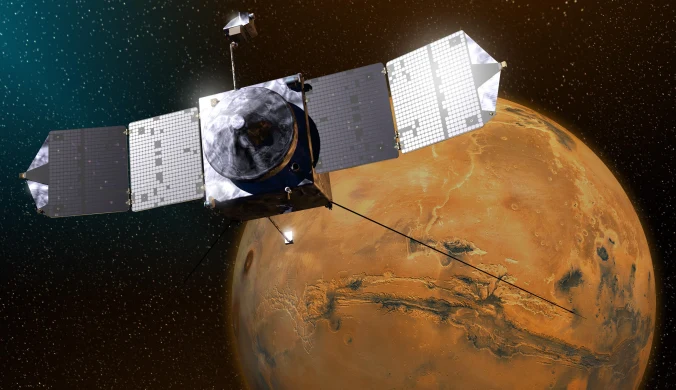 Artystyczna wizja sondy MAVEN na orbicie Czerwonej Planety