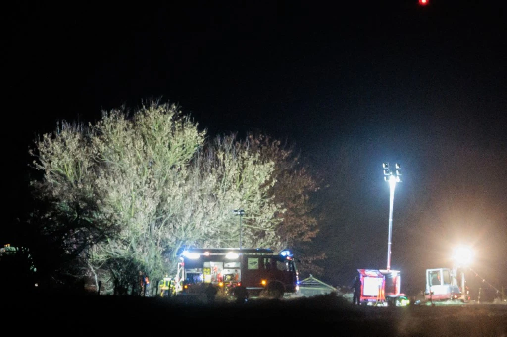 W środę wieczorem, przed godz. 20:00, wyciek został zatamowany. W akcji ratunkowej uczestniczyło ok. 100 osób. Straż pożarna prowadzi działania nocą przy oświetlonym terenie w pobliżu dużego drzewa, widoczne są wozy strażackie oraz sprzęt ratowniczy przy silnym sztucznym oświetleniu.