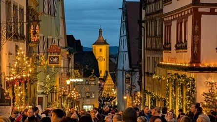 Rothenburg ob der Tauber to bawarskie miasto, uchodzące za średniowieczną perełkę. W okresie świątecznym rozbłyska światełkami i wyjątkowymi ozdobami.