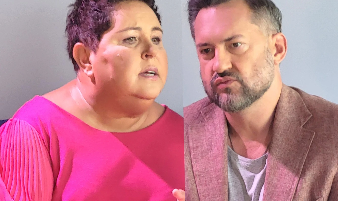 Dorota Wellman i Marcin Prokop Dwójka dorosłych ludzi o poważnych minach, siedzących blisko siebie, ubranych w ubrania w odcieniach różu i beżu na neutralnym tle.