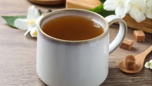 Poprawia pracę jelit, podkręca metabolizm. Warto popijać ją codziennie