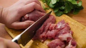 Nie zepsuj świątecznego obiadu! Oto 5 błędów, których musisz unikać przy przygotowywaniu mięsa