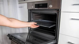 Nałóż na blachę do pieczenia i zostaw na noc. Brud spłynie bez szorowania