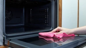 Jak wyczyścić piekarnik bez użycia chemii? Pomocny jest ocet.