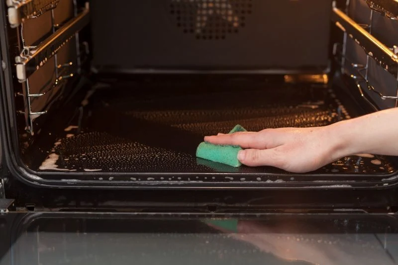 Przed usunięciem tłuszczu z piekarnika, warto najpierw go rozmiękczyć przy pomocy octu czy kwasku cytrynowego