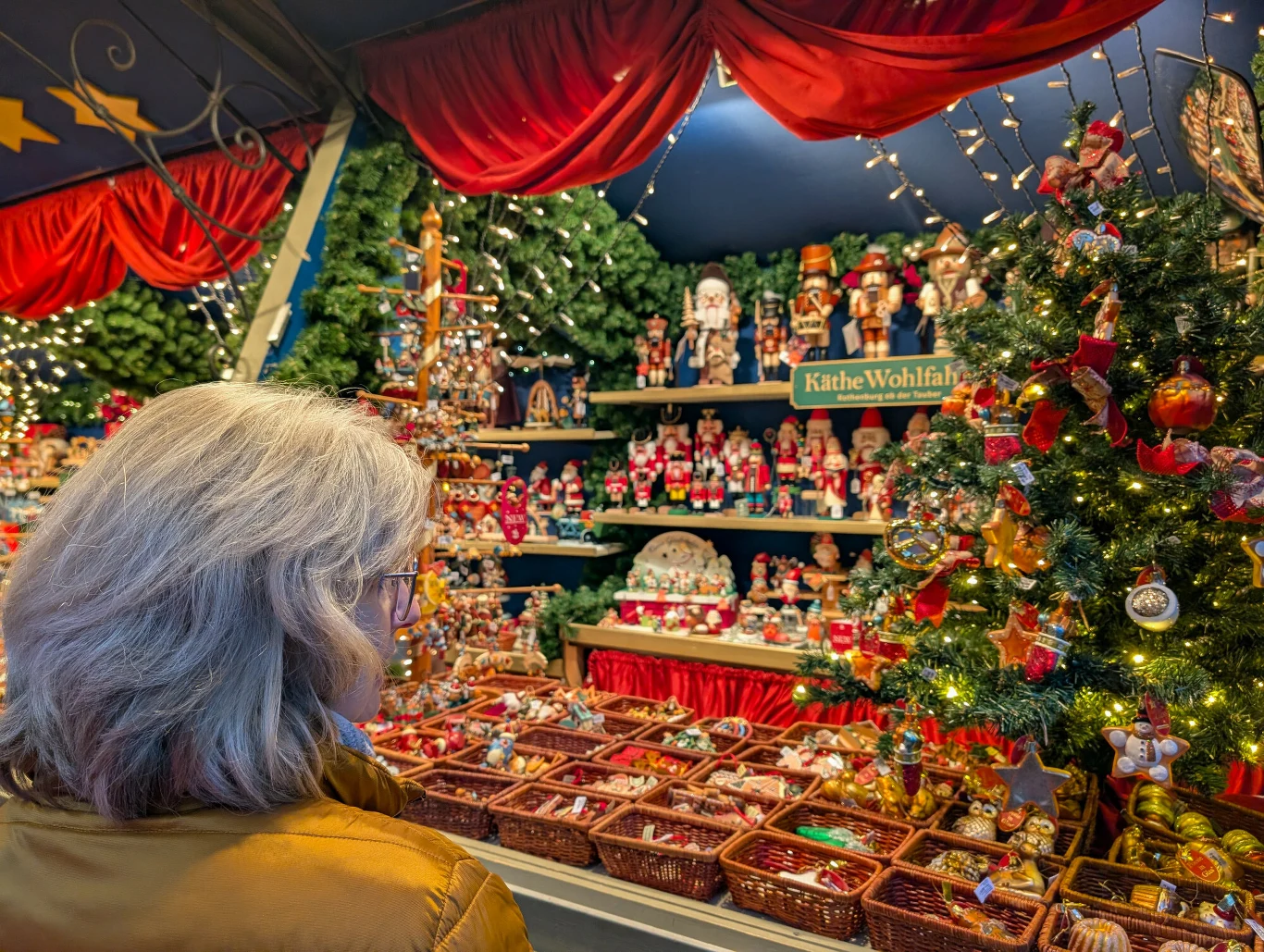 Na świątecznym jarmarku i w Muzeum Bożonarodzeniowym w Rothenburgu można nabyć mnóstwo wspaniałych ozdób. 