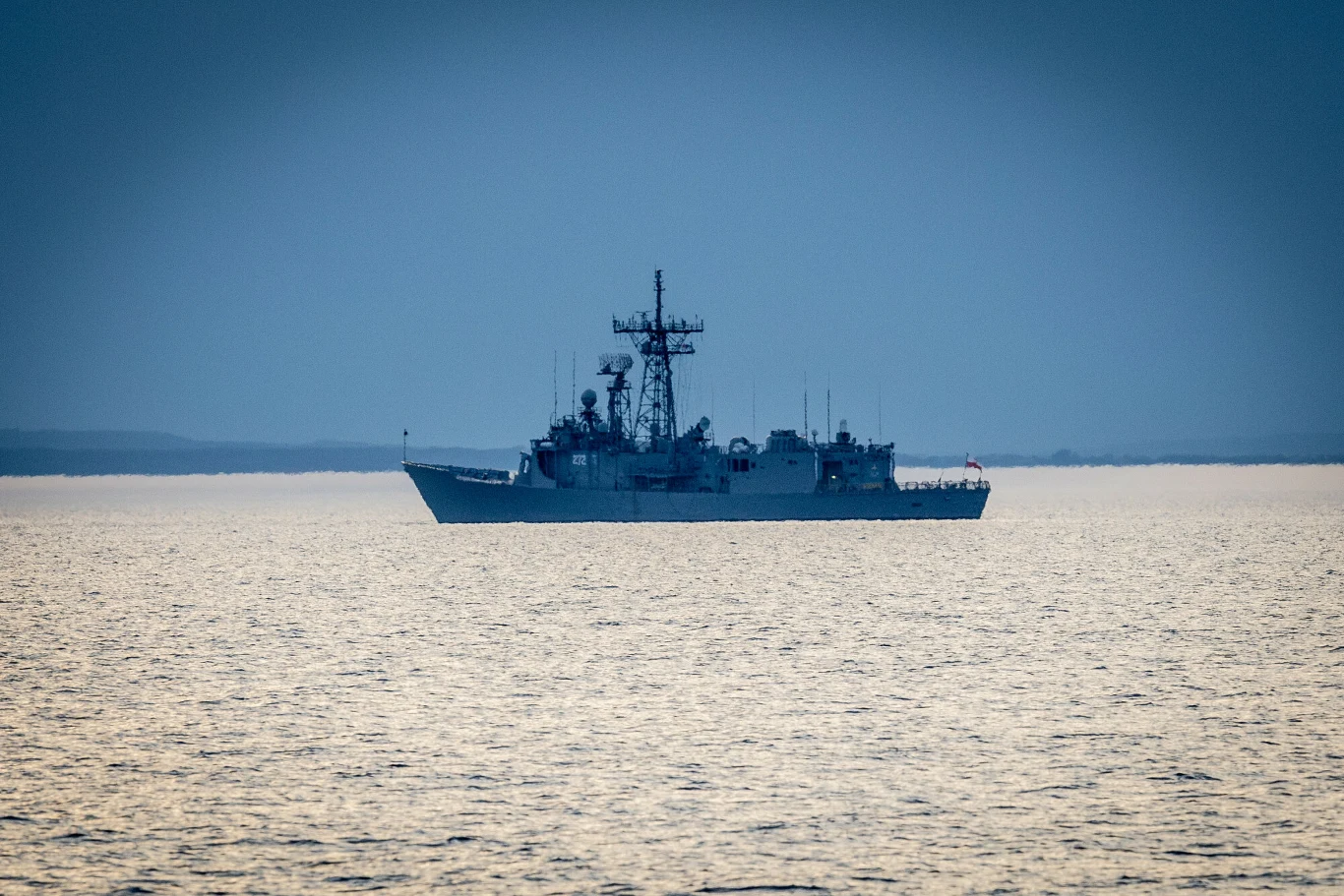 Wicepremier, szef MON Władysław Kosiniak-Kamysz określił 2025 rok "rokiem Marynarki Wojennej". Na zdj. fregata rakietowa OHP Pułaski na Morzu Bałtyckim Wojskowy okręt z licznymi antenami i masztami płynie na spokojnej powierzchni morza, w tle niewyraźny zarys linii brzegowej pod ciemnym, niebieskim niebem.