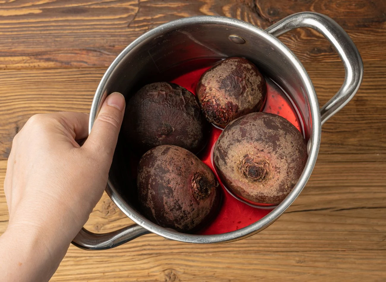 Jak gotować buraki, by nie straciły koloru? Jak gotować buraki, by nie straciły koloru?